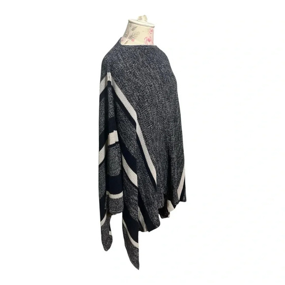 Romeo + Juliet couture wrap sweater in tonal blues nwot size S/M - Picture 3 of 6